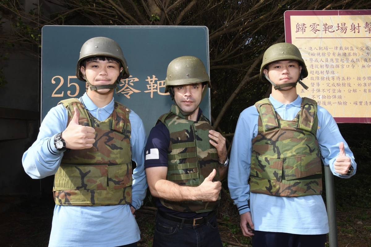 全民國防射擊教育中心的美軍陸戰隊退役教官Richard Limon(中)進行指導與經驗分享