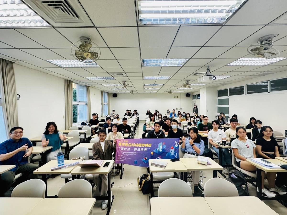 新北市青年局於台北大學法律系舉辦「ChatGPT在法律上的應用」講座(左1新創公司hiHedge創辦人+顧家祈講師，左後台北大學法律系向明恩教授)