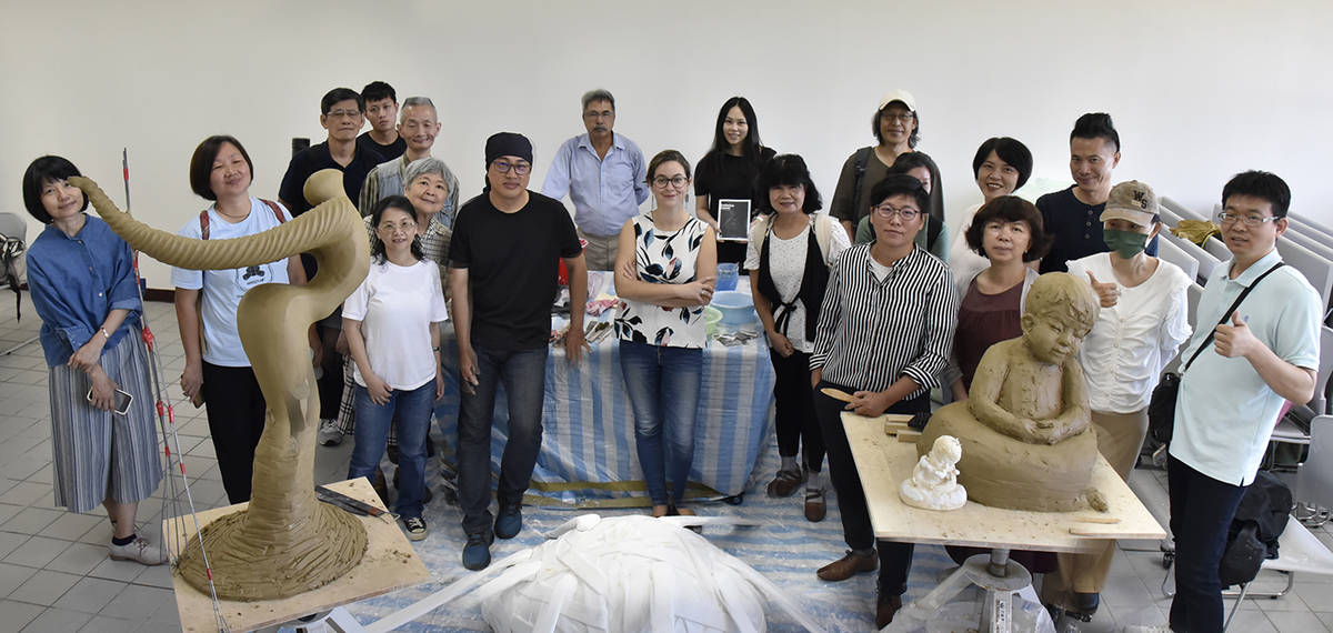 華梵大學師生參觀泥塑現場，並與三位藝術家及作品合影。.(華梵大學提供)