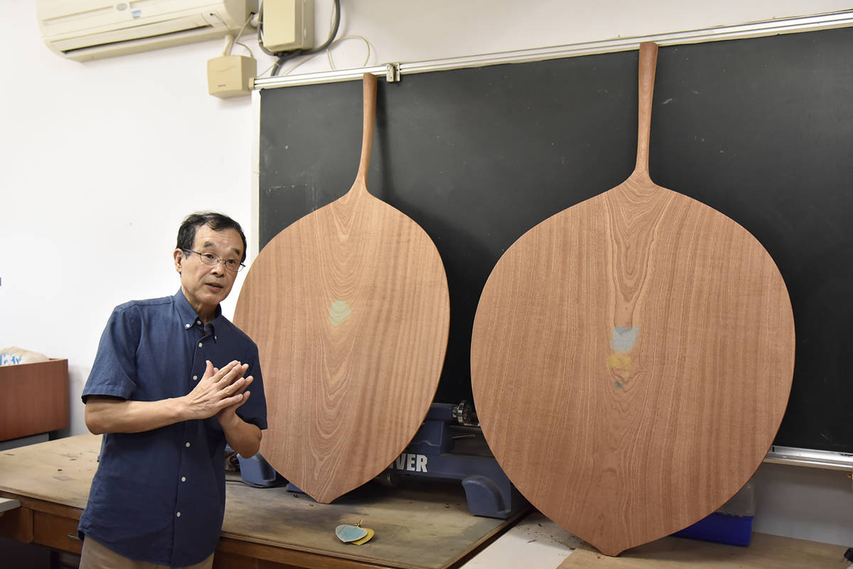日本雕塑家上條文穗與木雕作品。(華梵大學提供)