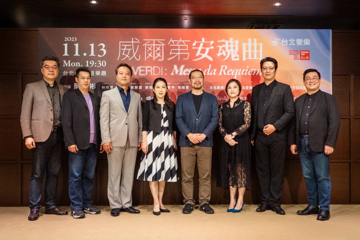 (左起)台北愛樂執行長丁達明、台北愛樂青年合唱團常任指揮翁建民、男高音崔勝震、、女低音王郁馨、指揮簡文彬、女高音林玲慧、男低音謝銘謀、台北愛樂音樂總監古育仲