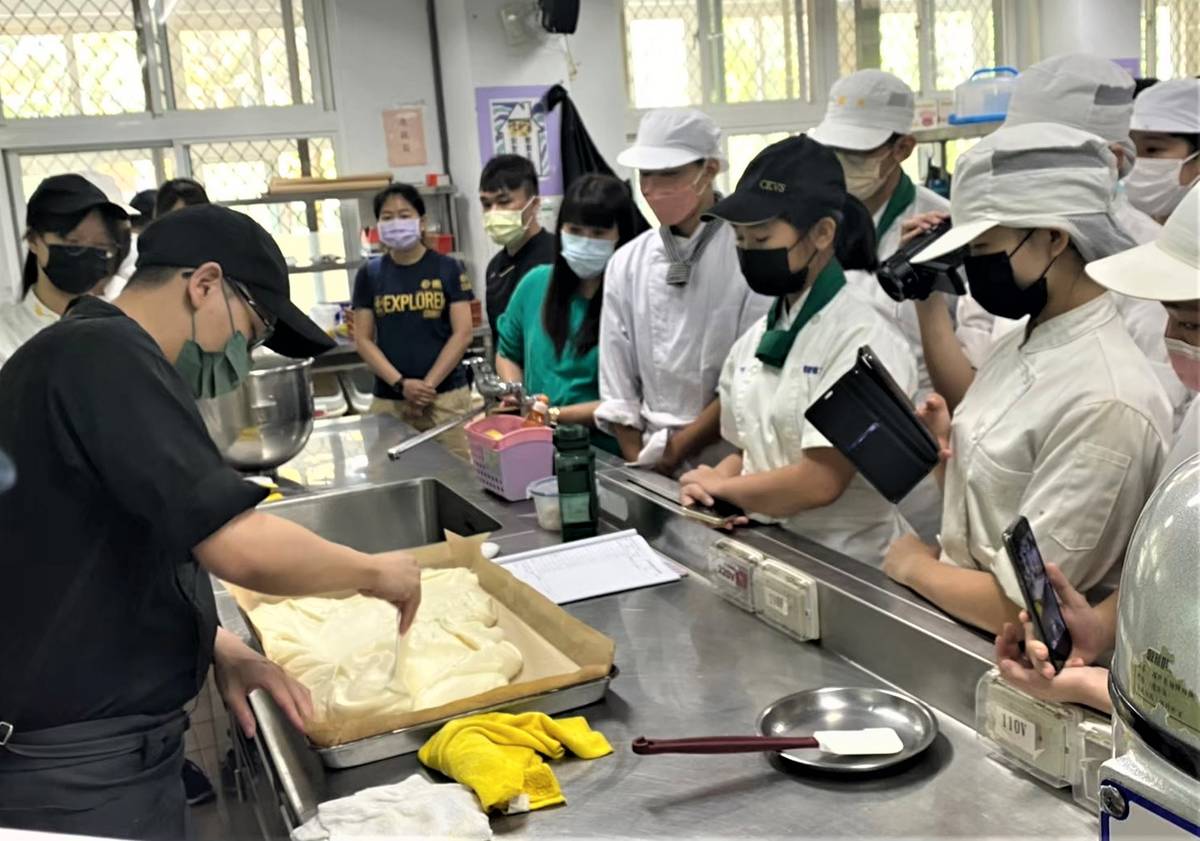參與產學合作方案的學生每位皆神情專注聆聽辜韋勳老師講解平盤戚風蛋糕體製作的技巧