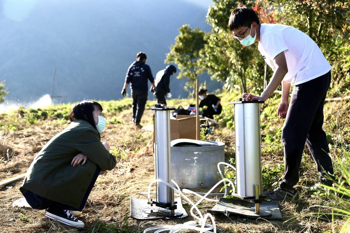 北科大土木系師生團隊於石磊部落進行現地透水試驗取樣，將相關分析結果回饋給當地居民。(北科大提供)