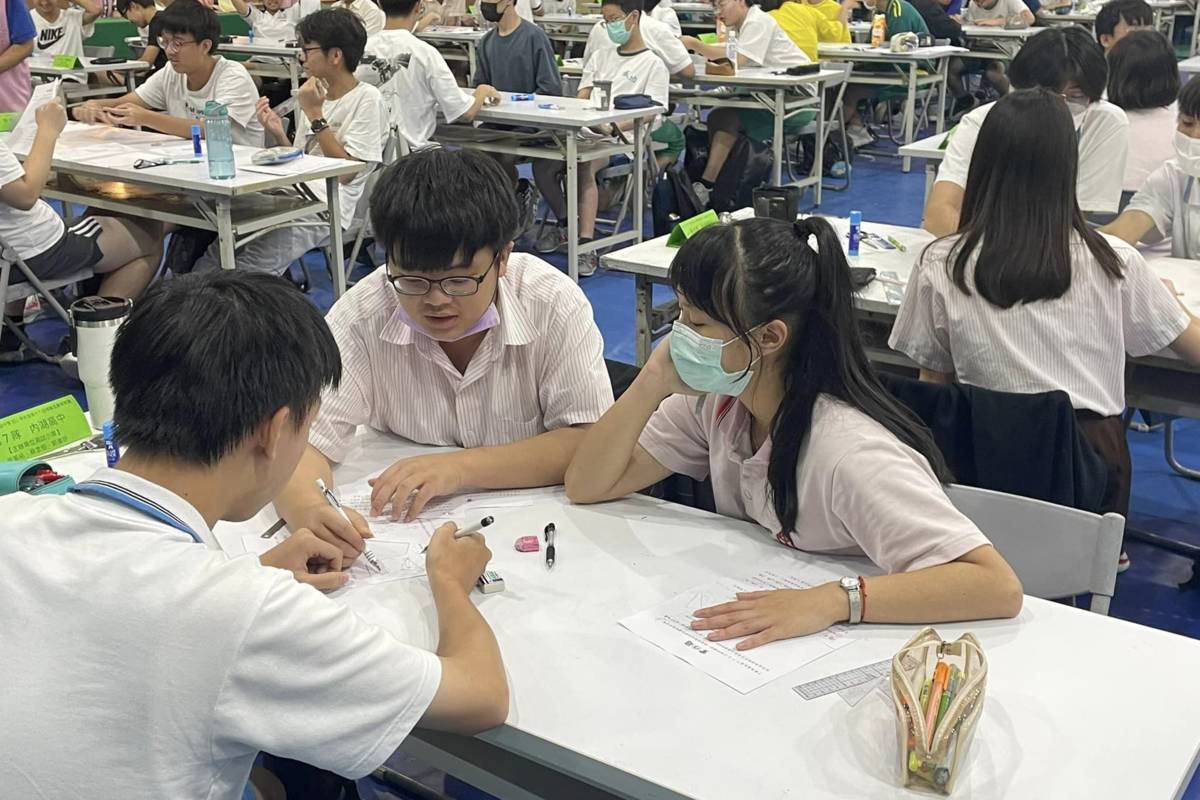北市立大同高中舉辦第18屆「榕數盃數學競賽」，校內外共有81隊、243人參賽