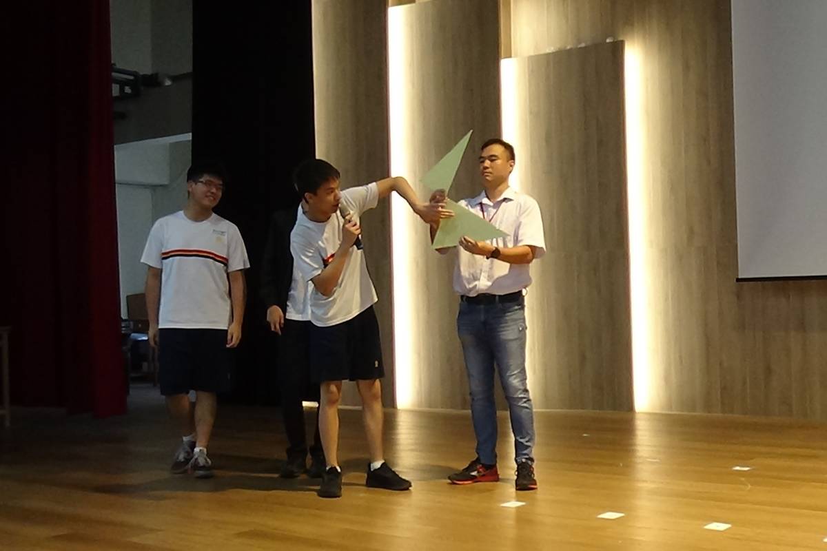 參賽學生上臺解說實作題