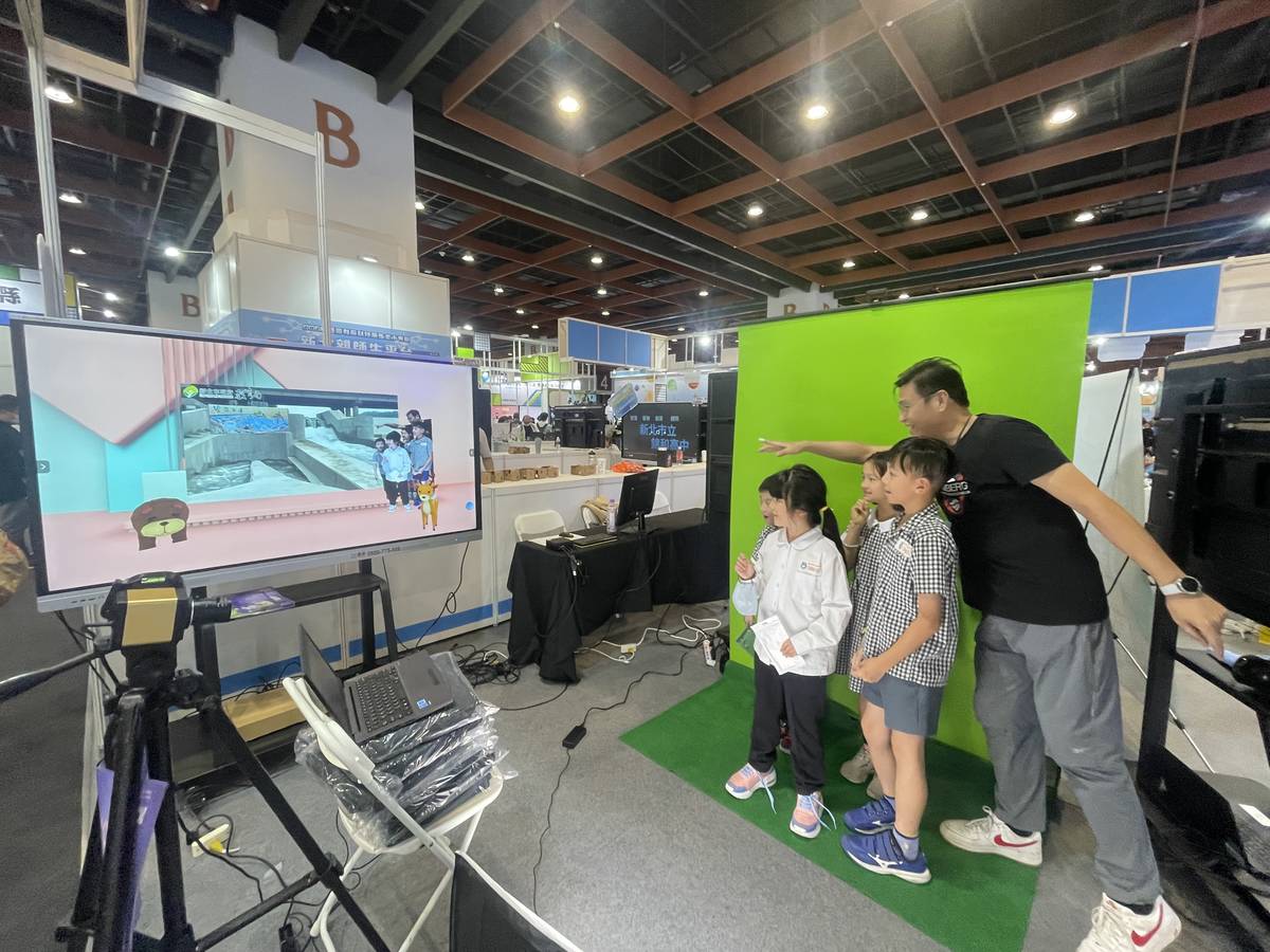 北新國小展示直錄播教室讓學生擔任小主播播報新聞