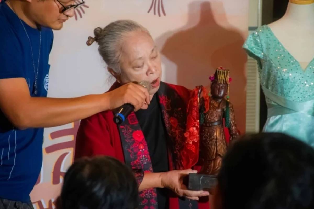 霞海城隍廟管理人陳文文表示，透過設計師的巧思，「嫘祖」的手巾都能與眾不同

