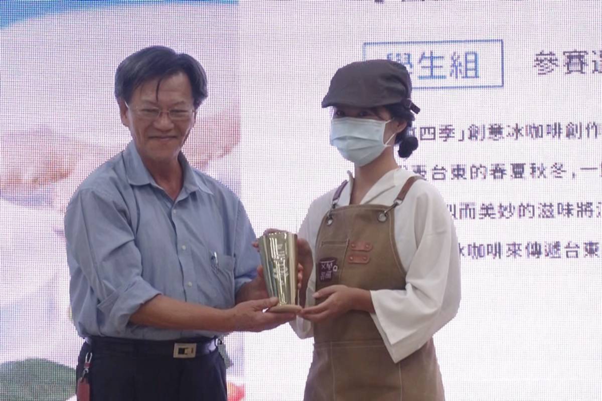 家裡在臺東經營咖啡店、目前就讀正修科大的張甄(右)，參加「臺東冰咖啡創意大師賽」，囊括學生組金獎等4大獎。
