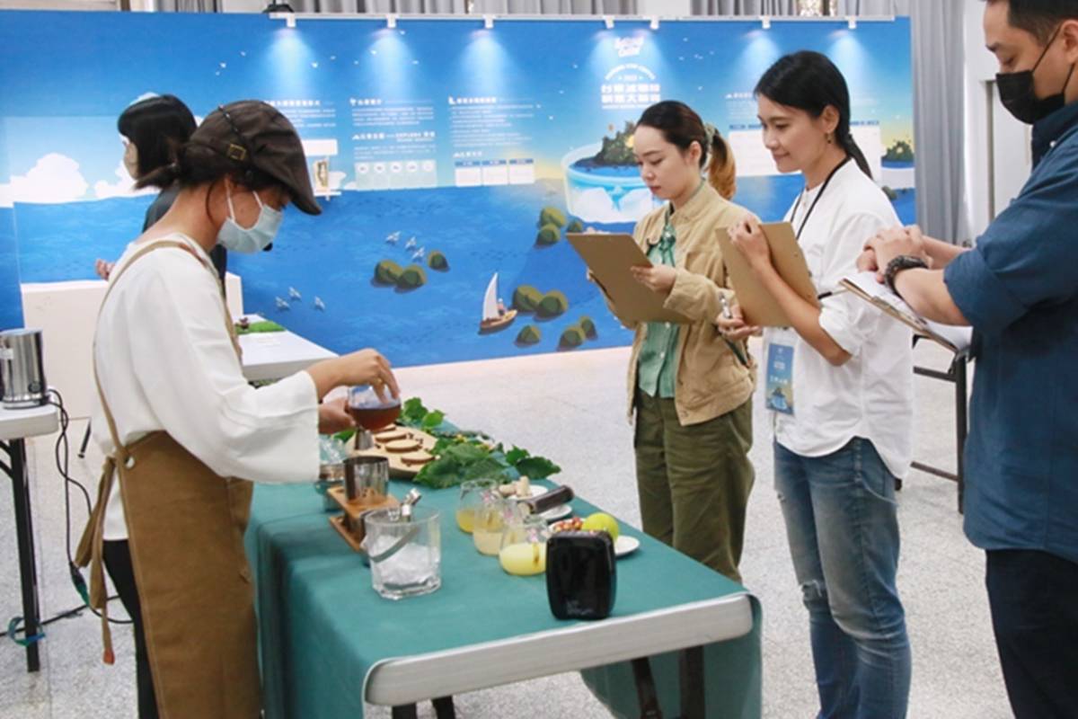 以4種在地食材代表臺東的春夏秋冬，張甄(左)創作咖啡飲品「四季臺東」深受評審青睞。