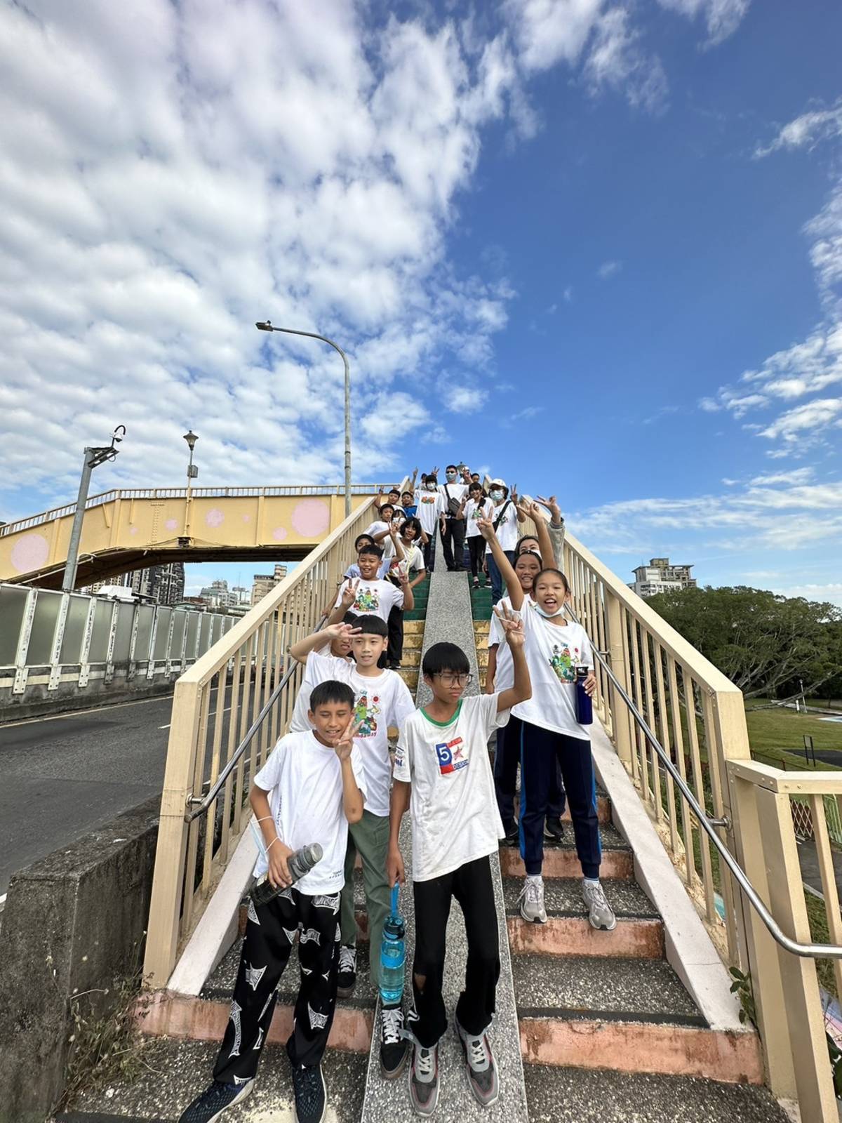 松浦國小師生到中正河濱公園進行社區踏查，了解新店溪畔的生態
