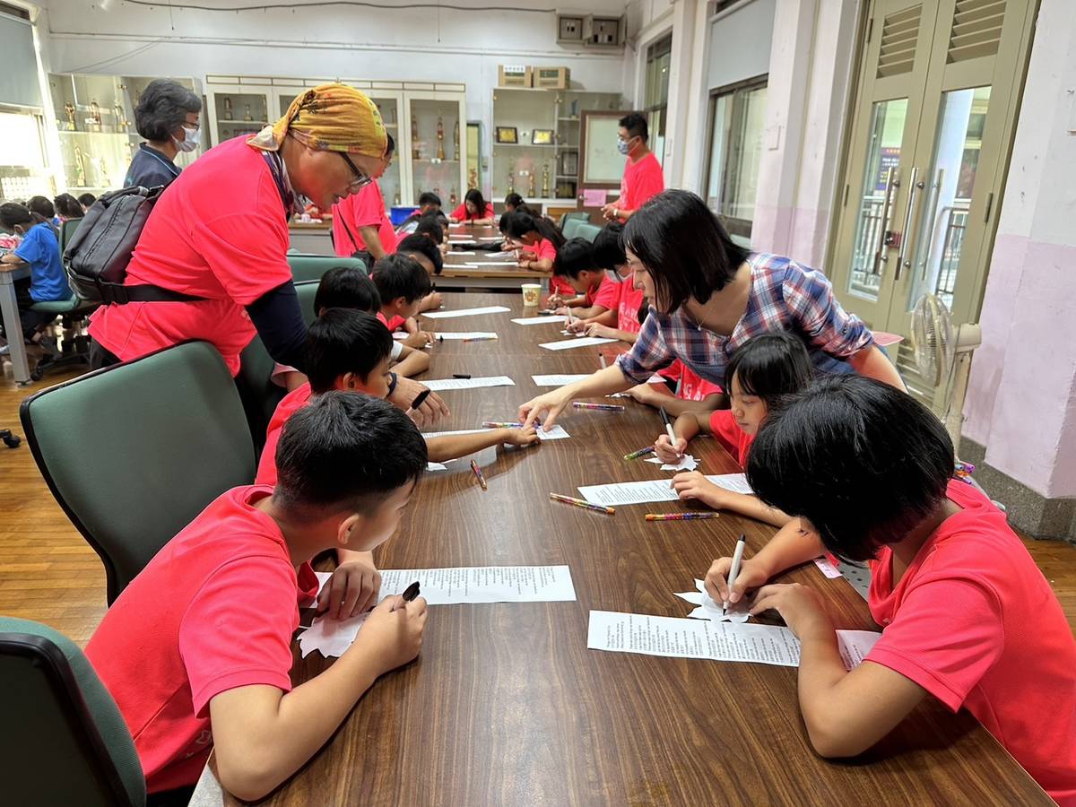 松浦國小學生體驗螢橋雙語課