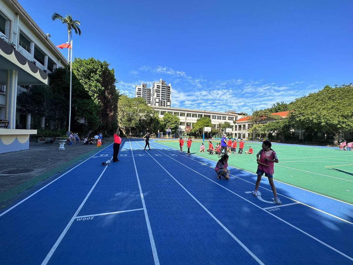 兩校進行大隊接力友誼賽