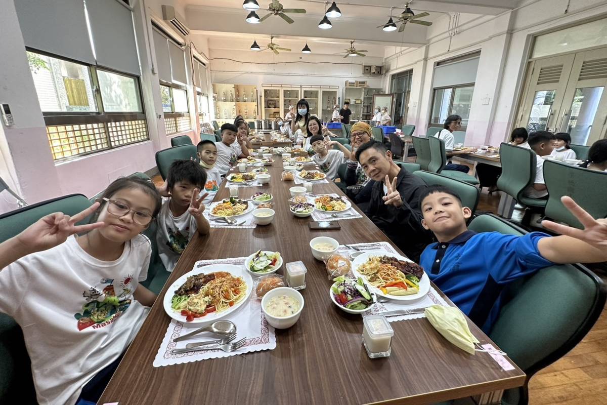 松浦國小學生體驗西餐禮儀課程