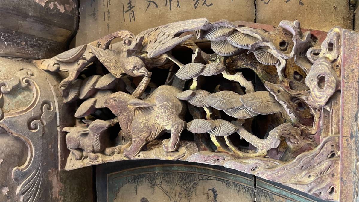 摘星山莊處處都有精美的雕花(圖片來源：黃信彰提供)