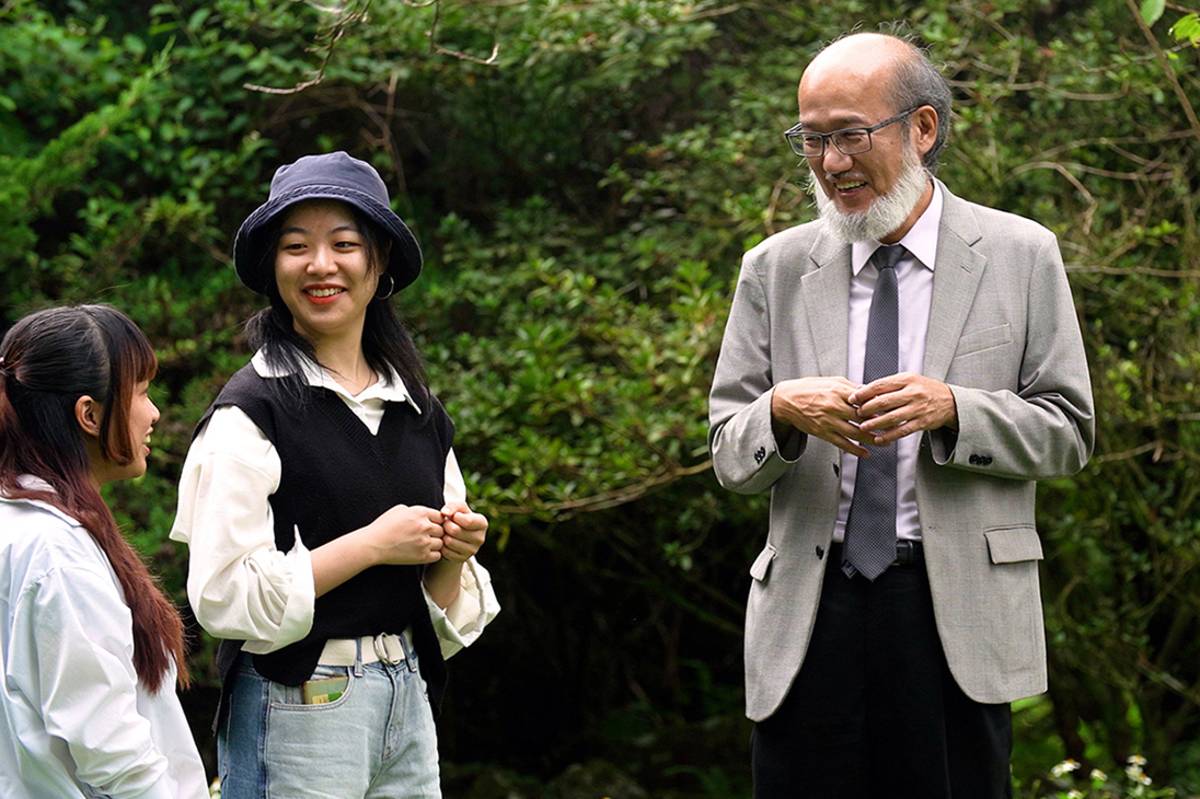 華梵大學林從一校長（右）與同學討論如何設計自己的生命。(華梵大學提供)