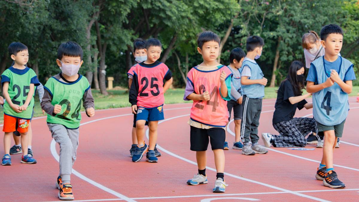 「111學年度校園健康主播競賽」-第二名-新竹市水源國民小學 重視孩子體能，舉辦各類體育競賽

新竹市水源國小於111學年度校園健康主播競賽中獲第二名殊榮。校園中以健康體位為主要目標，並佐以潔牙活動、食農教育，長期進行數位教學，運用科技資源拍攝衛教影片、錄製podcast，用多元化的方式推廣健康促進概念，亮點在於學生和家人都可以共學，在生活中時時注意自己的健康體位。新竹市水源國小期許學生們從小養成正確觀念、透過學校辦理的課外活動深化知識，健康常伴左右護一生。

採訪：新竹市水源國小陳桂里校長、 應友貞護理師、六甲班生洪寶涵、六乙班生黃昕
