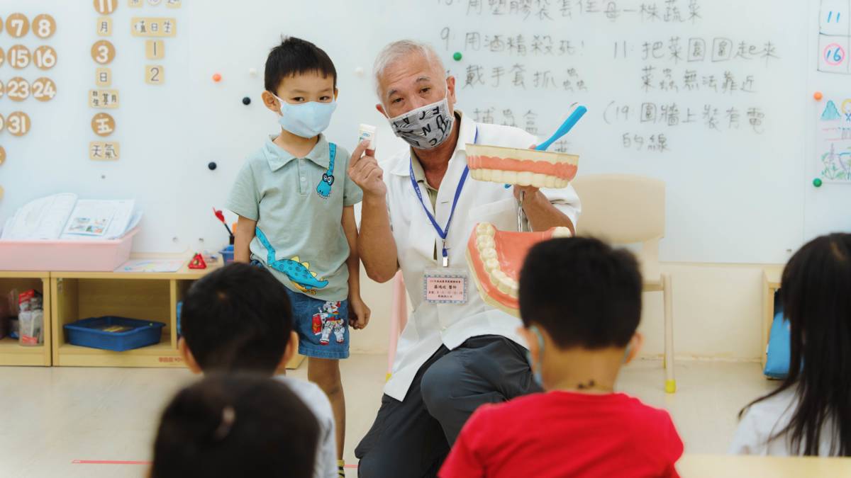 「111學年度校園健康主播競賽」-第二名-新竹市水源國民小學 口腔保健向下扎根，牙醫師前進幼兒園衛教