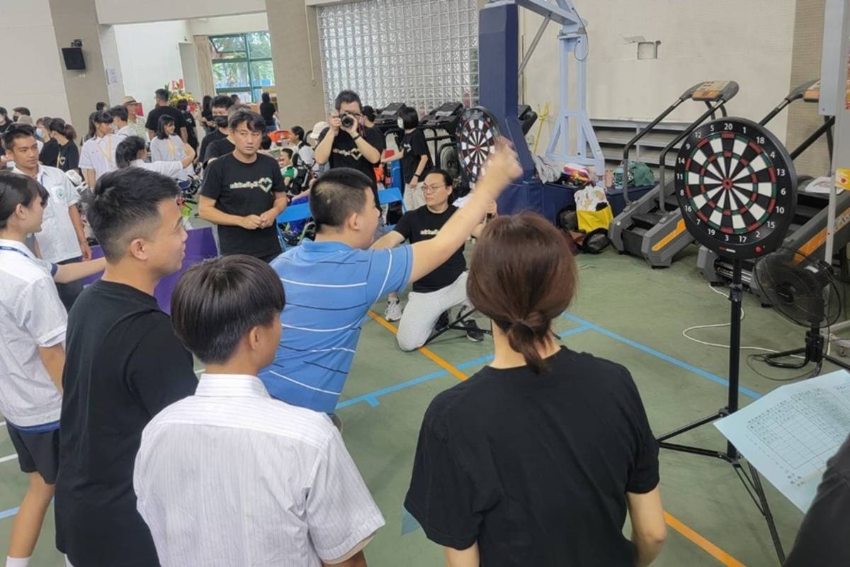 「誰是神射手」競賽，看誰可以正中紅心，榮獲神射手的稱號。