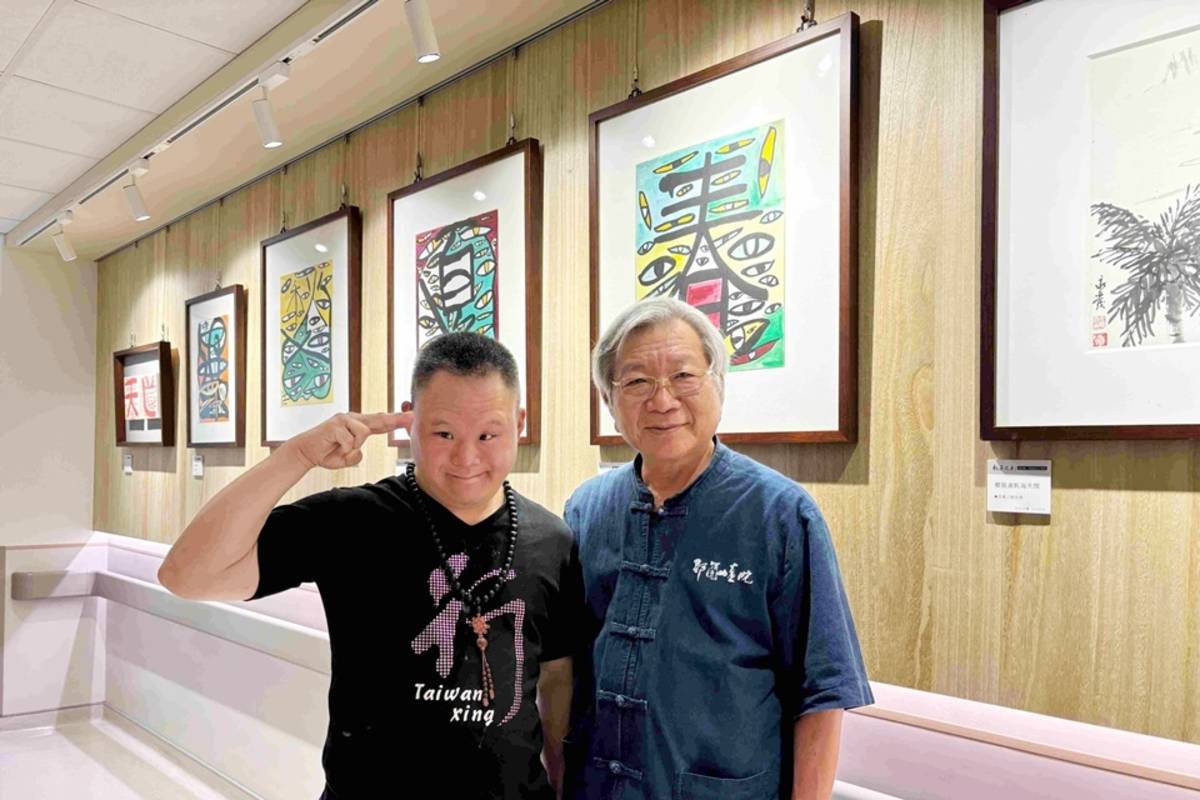 「執子之手－林永發、林冠廷父子畫展」即日起在臺東基督教醫院盼望樓地下2樓藝廊展出。