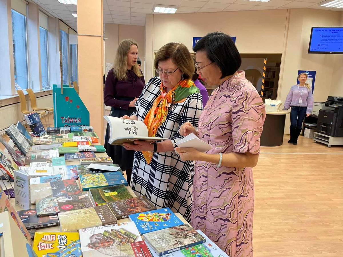 曾淑賢館長為Dzidra_Šmita館長解說贈書內容