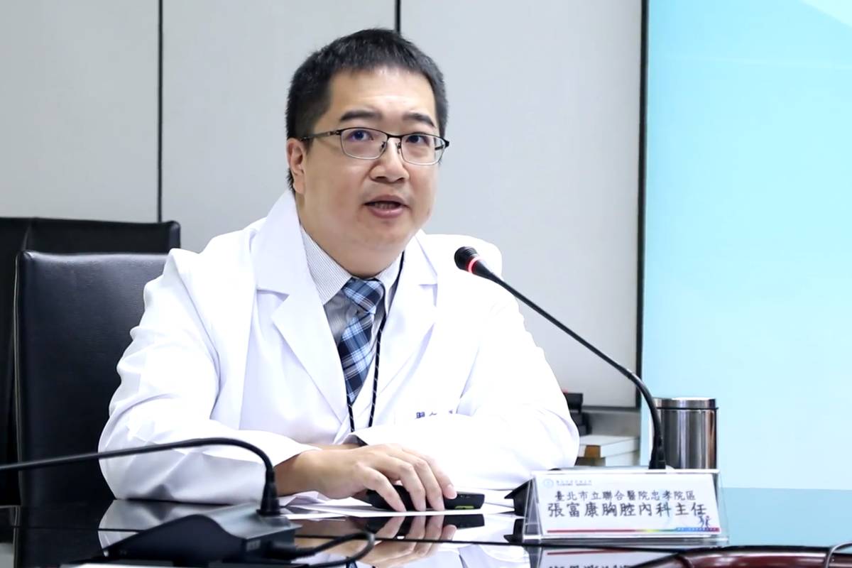 張富康主任呼籲民眾拒絕所有的菸品，發現長期咳嗽有痰、呼吸困難時及早就醫