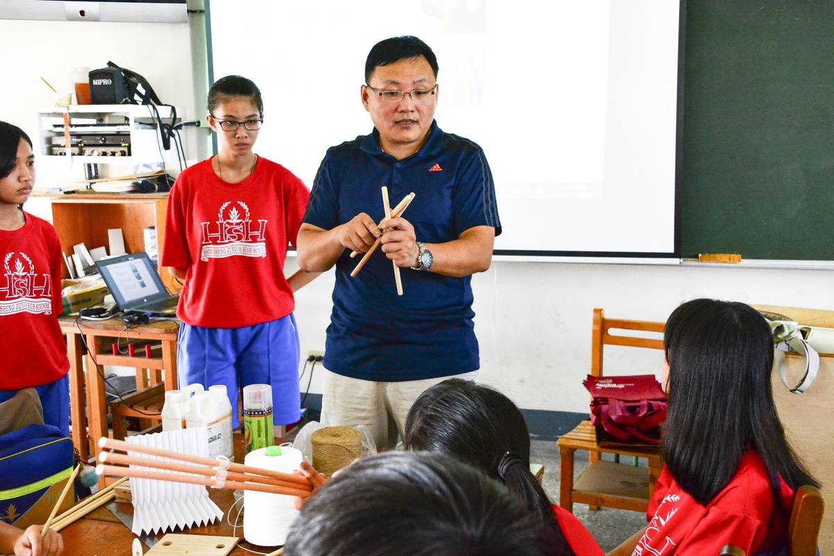 楊鵲彬讓學生接觸不同的美術媒材，呈現出多樣化的作品