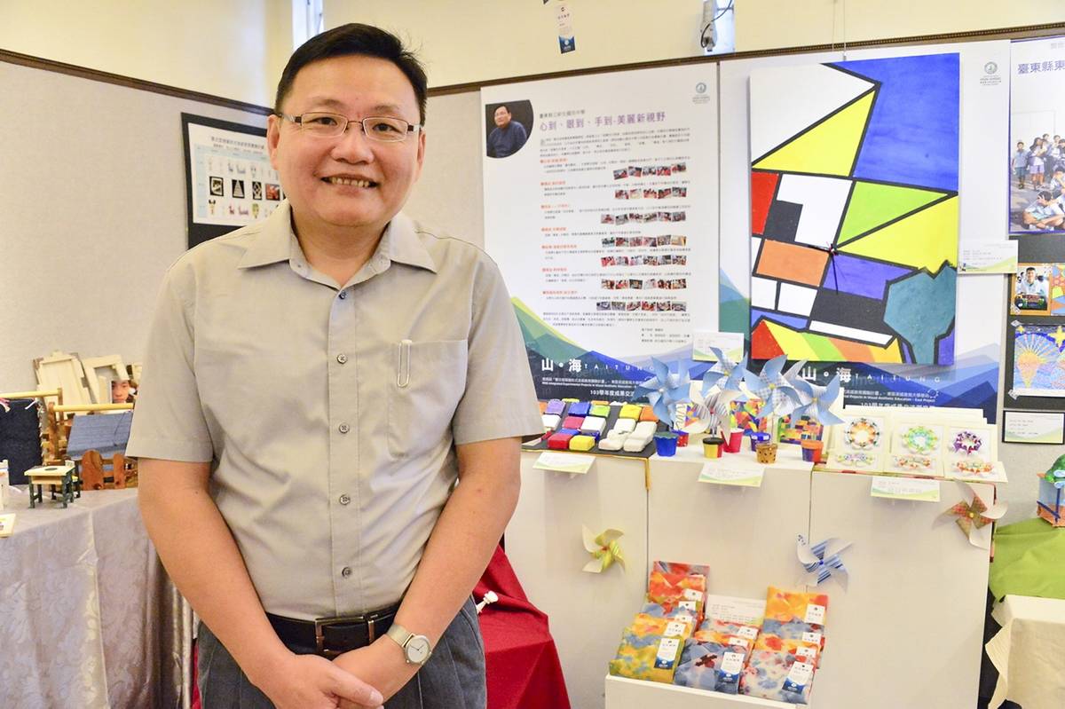 楊鵲彬在教育工作中將創意融入美術課程，讓孩子們認識生活中的美