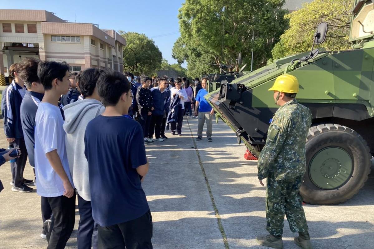 軍方說明雲豹甲車構造

