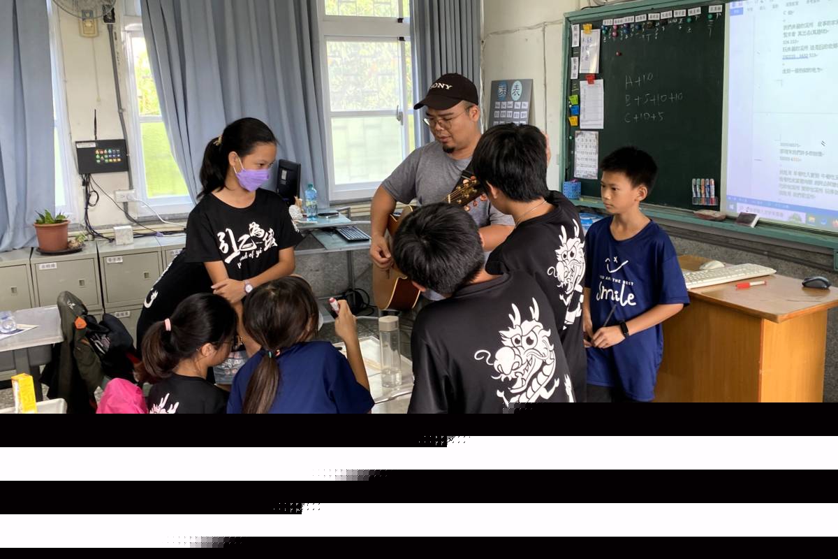 溪州國小學生認真創作歌曲並由吉他老師協助找出正確的音