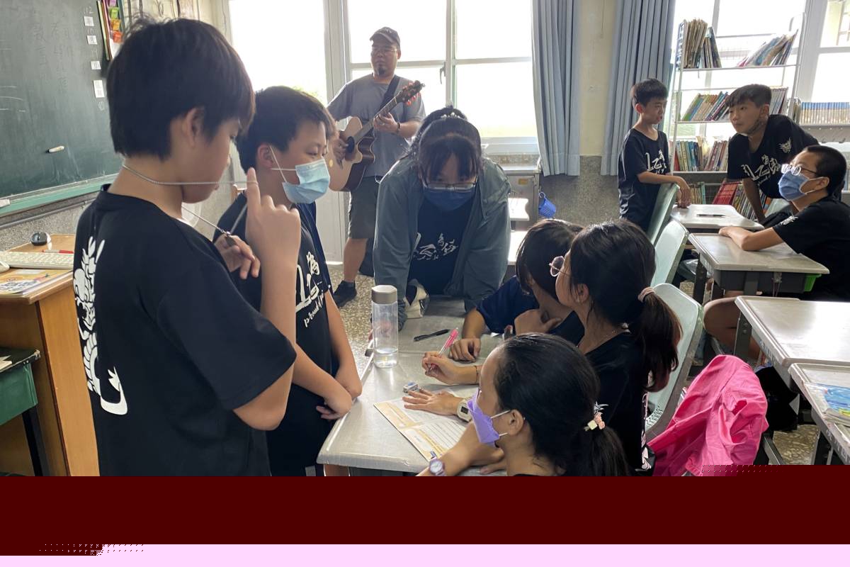 溪州國小六年乙班學生分組討論創作屬於自己的歌