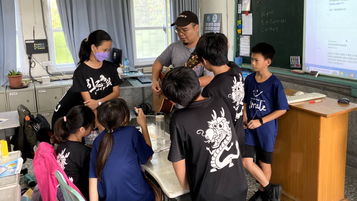 溪州國小學生哼唱曲調由吉他老師找出正確的音