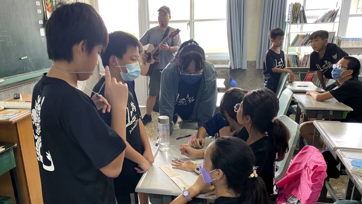 溪州國小六年乙班學生認真討論創作歌曲