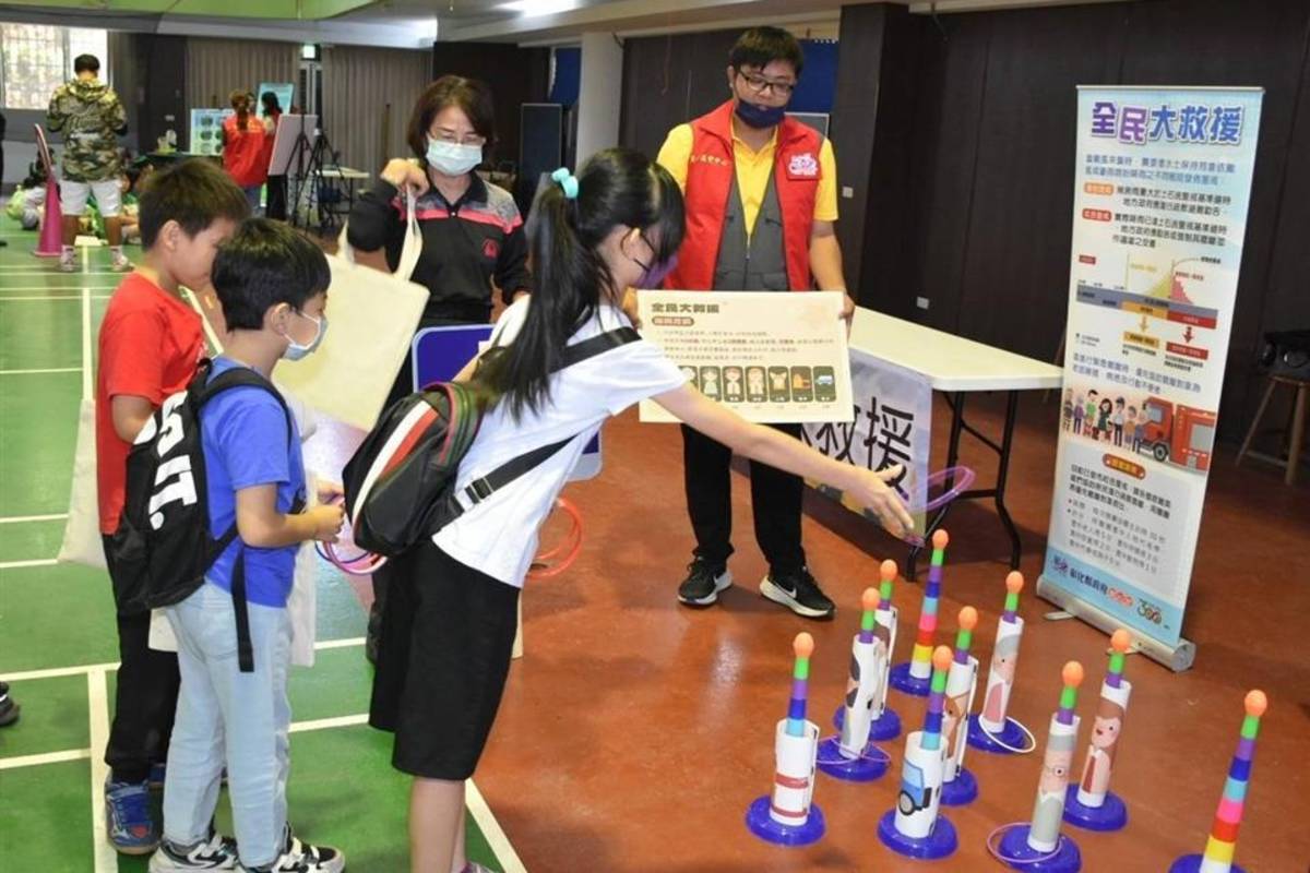 學生在闖關活動中學習救援知識 （圖源：彰化縣政府）