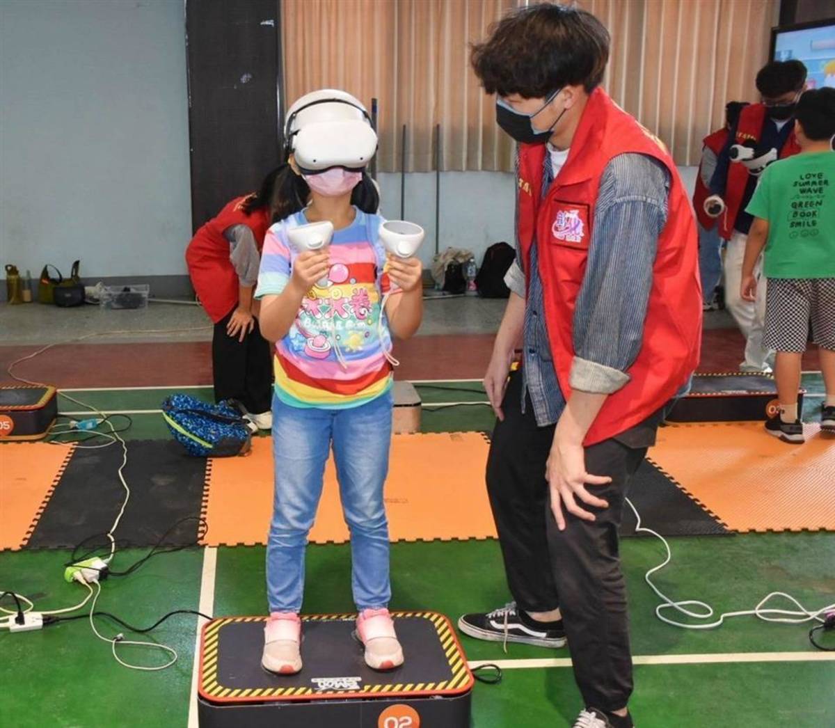 學生透過VR裝置體驗地震（圖源：彰化縣政府）