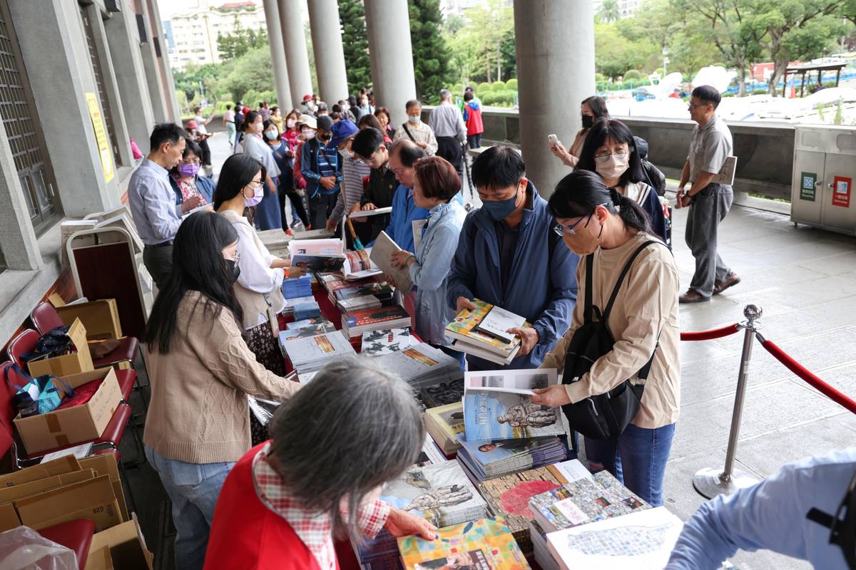 西側迴廊辦理「書香入懷」贈書活動