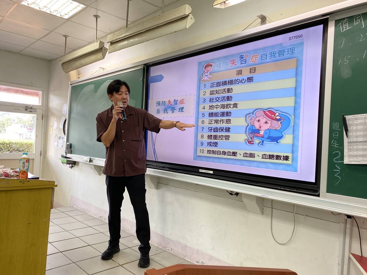 天主教失智老人基金會副主任曾家琳介紹失智症十大警訊