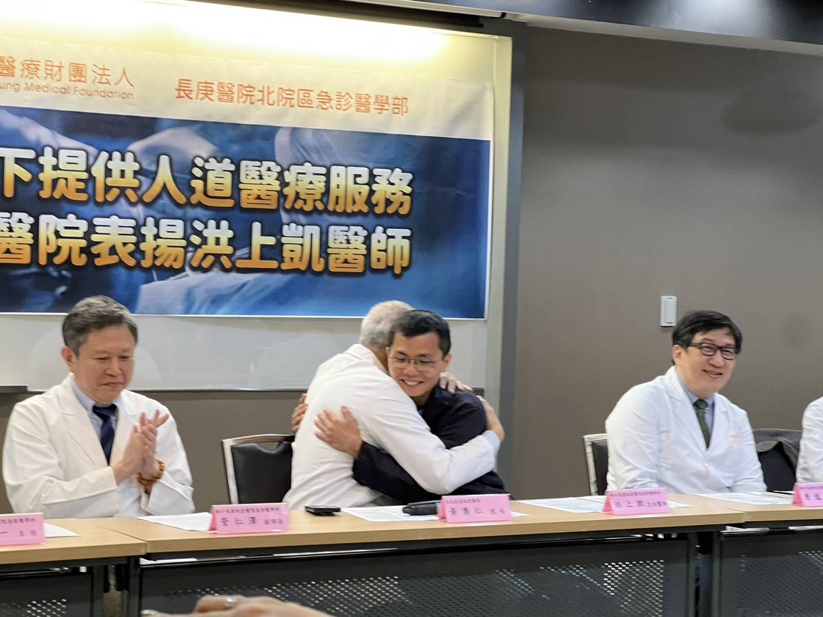 長庚醫院黃集仁院長特別給洪上凱醫師擁抱
