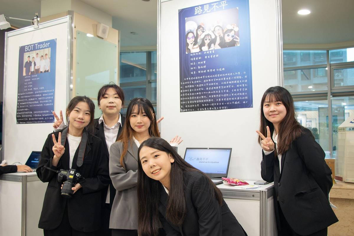 世新資管系畢業成果展，學生秀出所學。(世新大學提供)