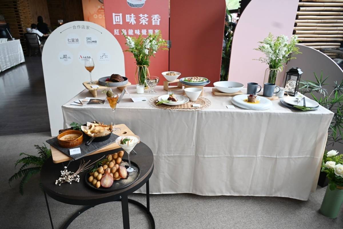 臺東縣政府推動臺東紅烏龍產業，今年遴選5間店家提案設計紅烏龍風味料理，共推出15道紅烏龍風味美食。