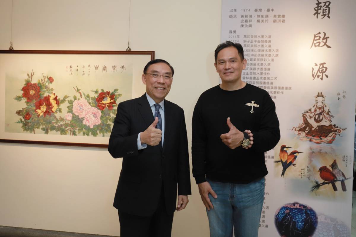 法務部蔡清祥部長與更生藝術家賴啟源先生合影
