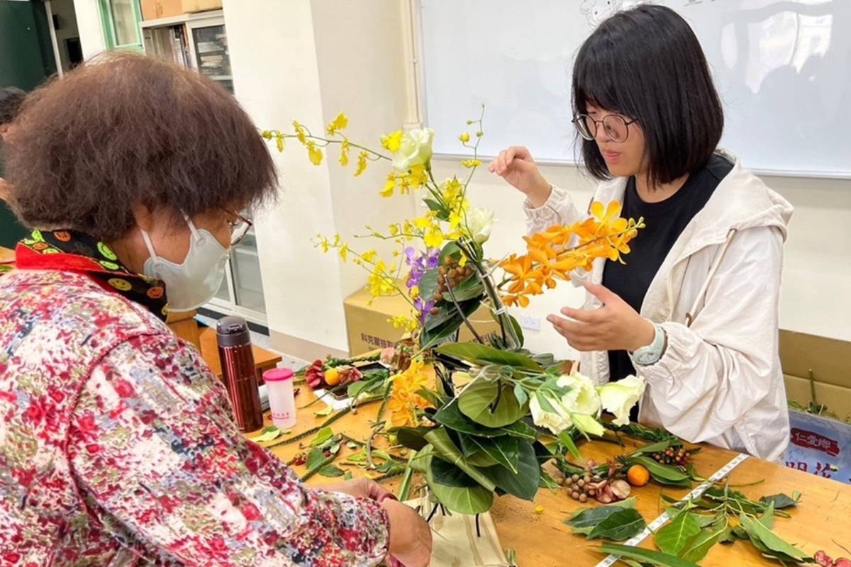 青銀合作完成花藝作品