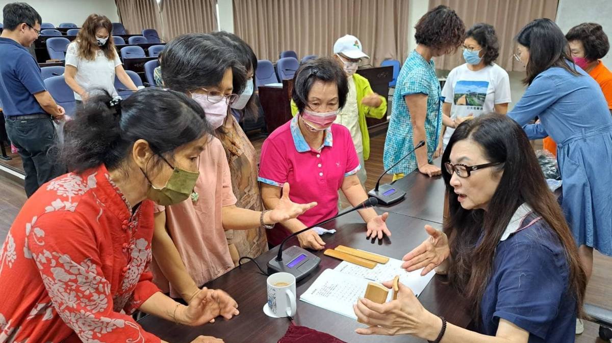 謝小玲老師指導臺東客語薪傳師使用三塊板「客語跖嘴鼓」