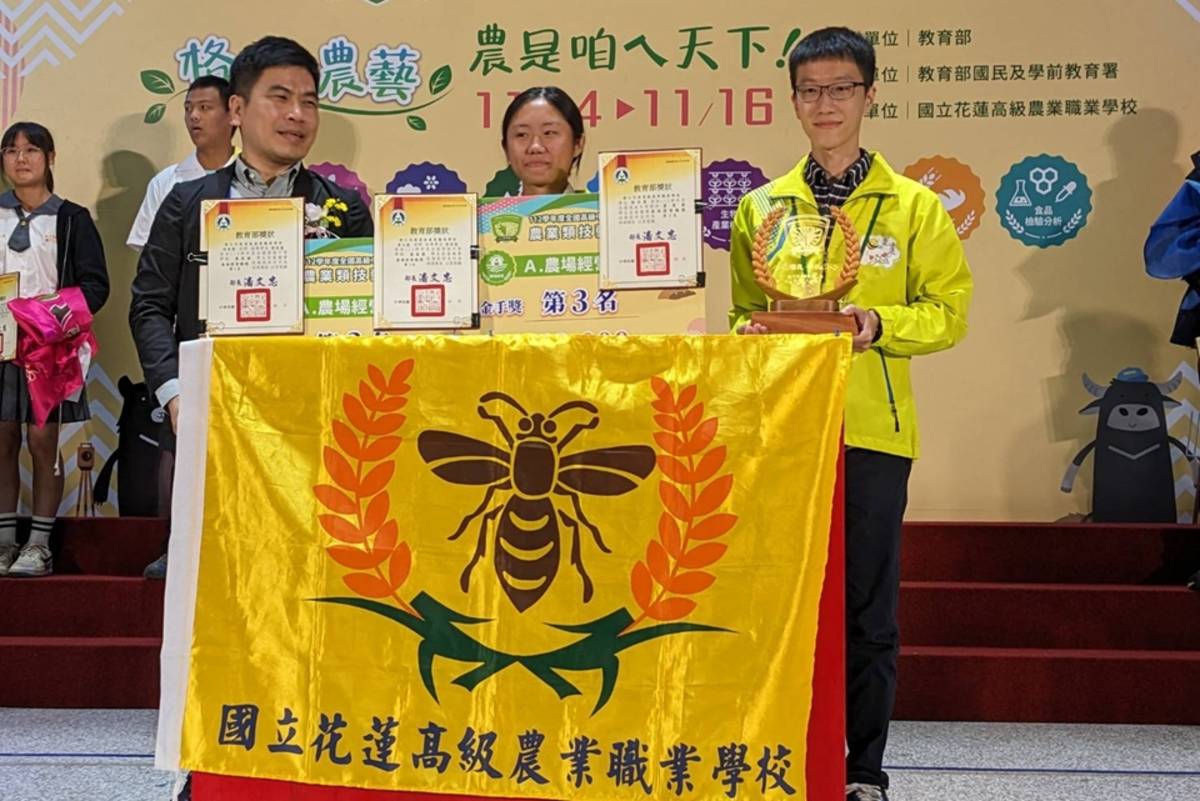 張永傑主任秘書為選手頒獎