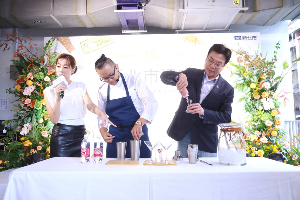 主廚與副市長DIY紅心芭樂氣泡飲