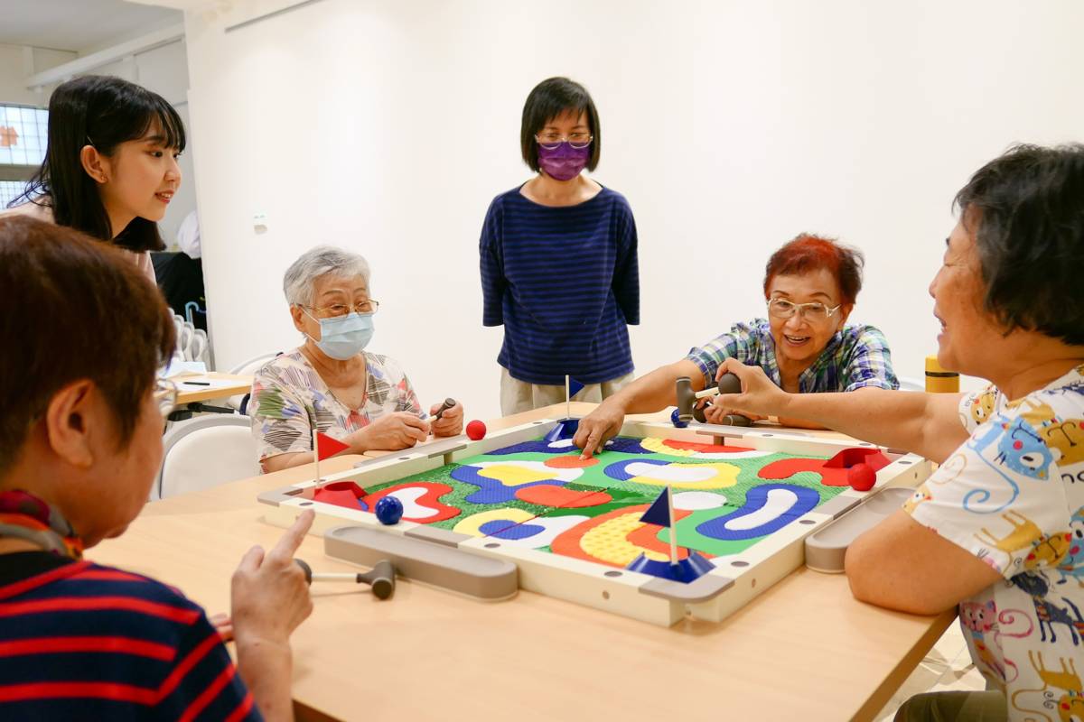 臺科大設計桌遊，透過擊球遊玩與競爭，讓長輩開心地鍛鍊、學習，也享受玩樂當下！(臺科大提供)