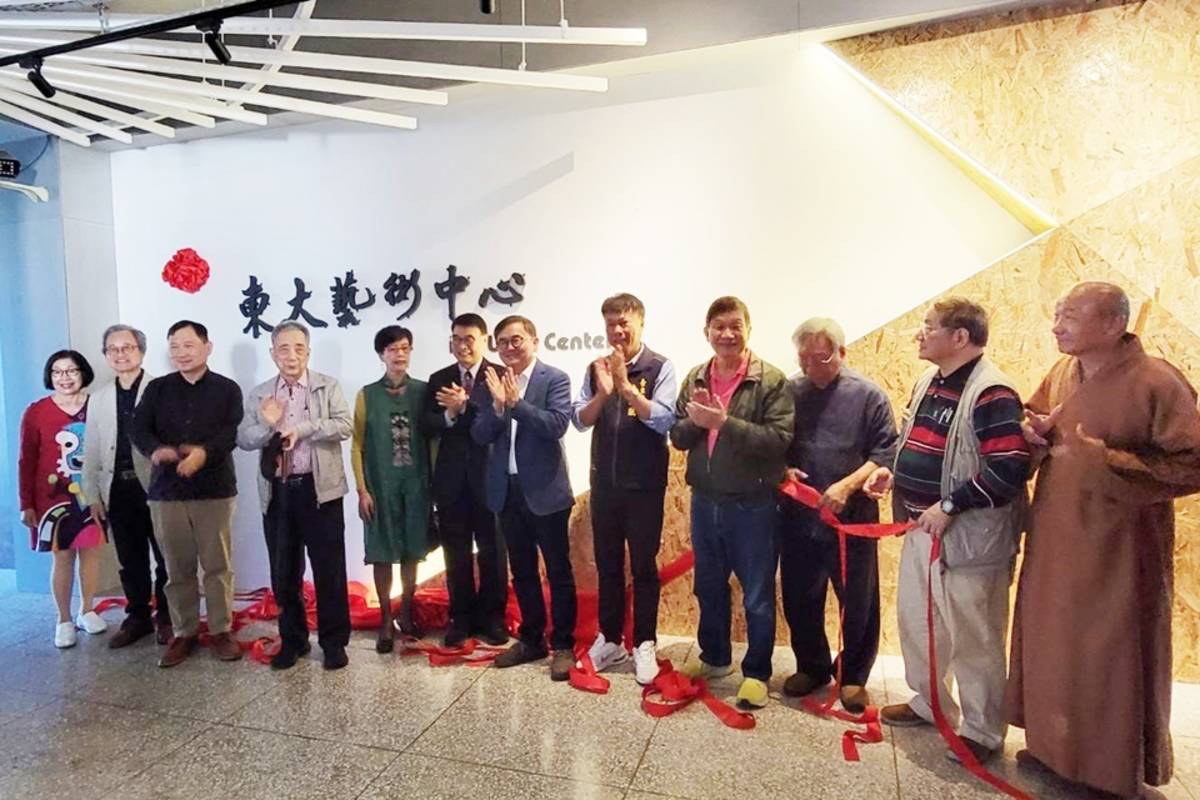 臺東大學「東大藝術中心」今(16)日正式揭牌，開幕展《天光海湧》邀請近百位與臺東有淵源的藝術家共同參展。