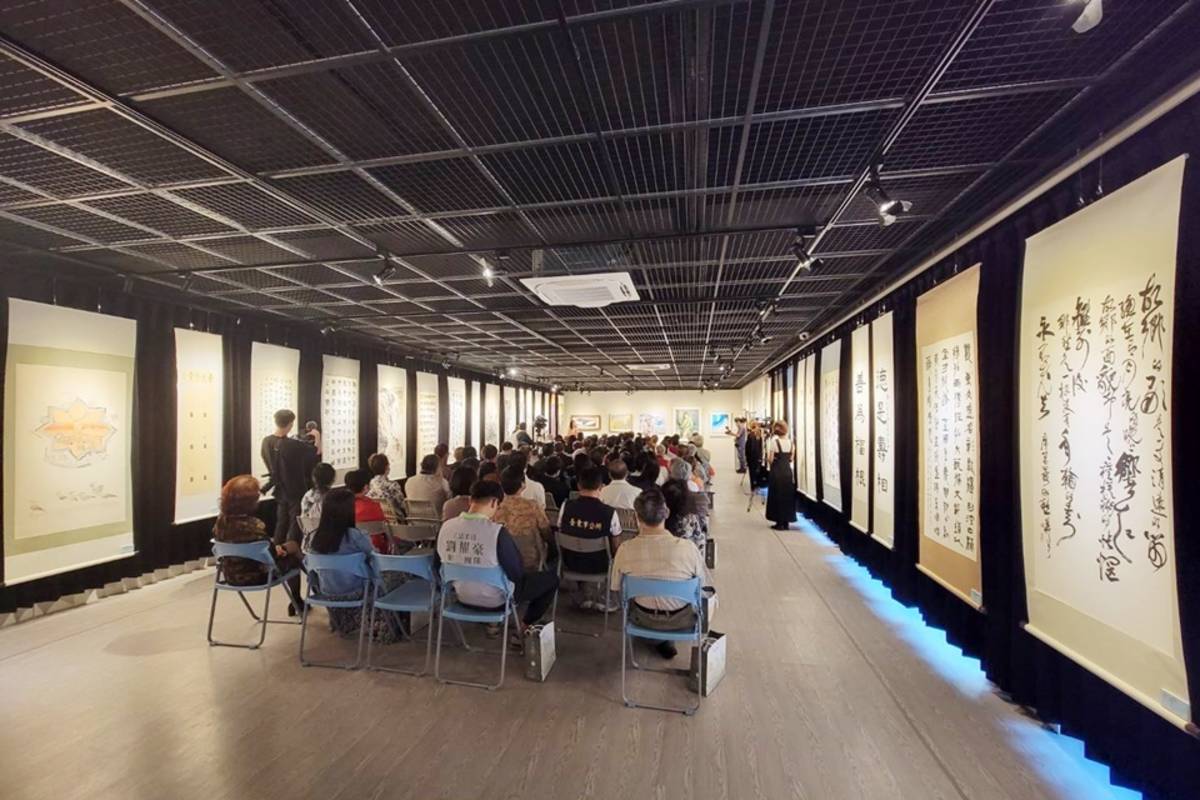 臺東大學「東大藝術中心」今(16)日正式揭牌，開幕展《天光海湧》邀請近百位與臺東有淵源的藝術家共同參展。