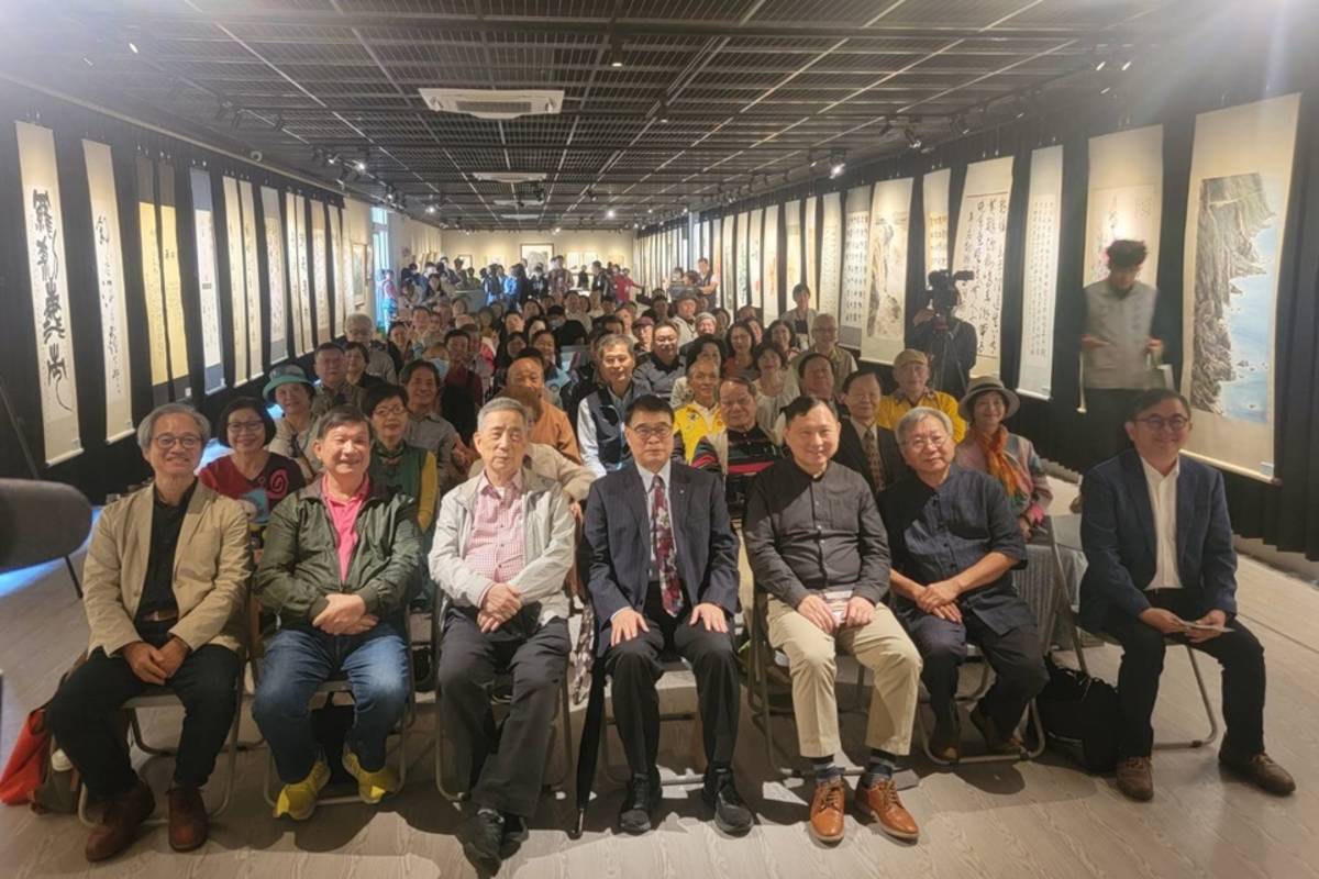 臺東大學「東大藝術中心」今(16)日正式揭牌，開幕展《天光海湧》邀請近百位與臺東有淵源的藝術家共同參展。