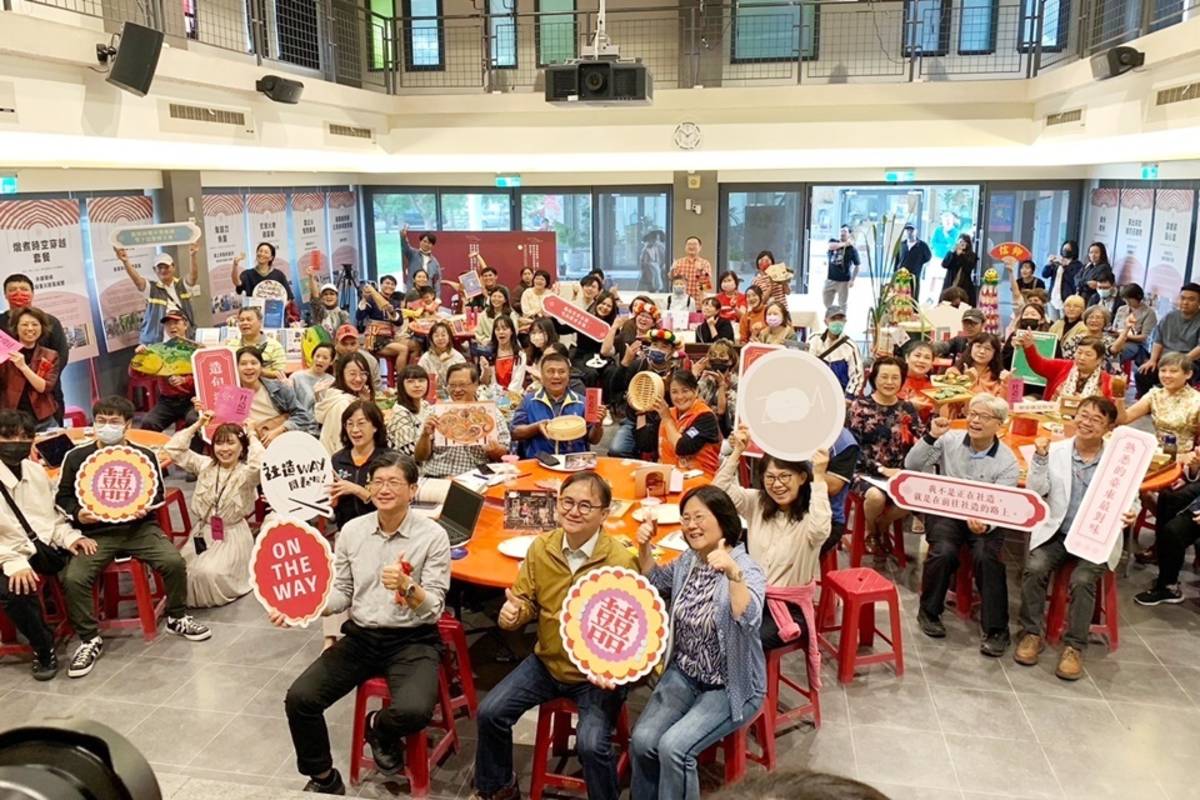 臺東縣社造成果展將臺東比擬為豐富的大餐桌，以16種創意料理名稱帶出精彩的社造成果。