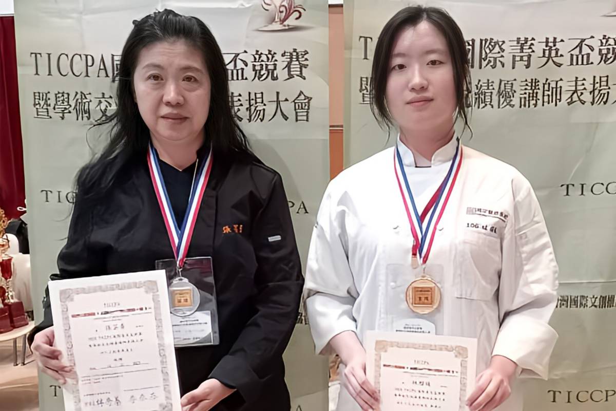 華梵大學美術與文創學系碩士生林楷媛（右）在TICCPA國際菁英盃競賽摘金，就讀美術碩專班的母親張芸青（左）也抱回銀牌，母女檔在國際競賽大放異彩。(華梵大學提供)